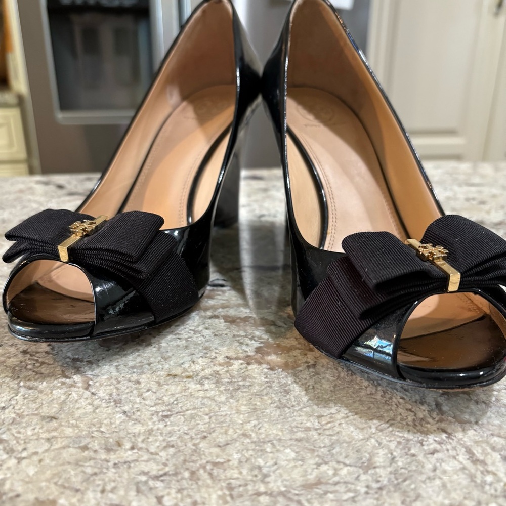 Tory Burch Gold Logo Bow Wedge Black Patent Peep Toe Heel Graduation Wedding 10